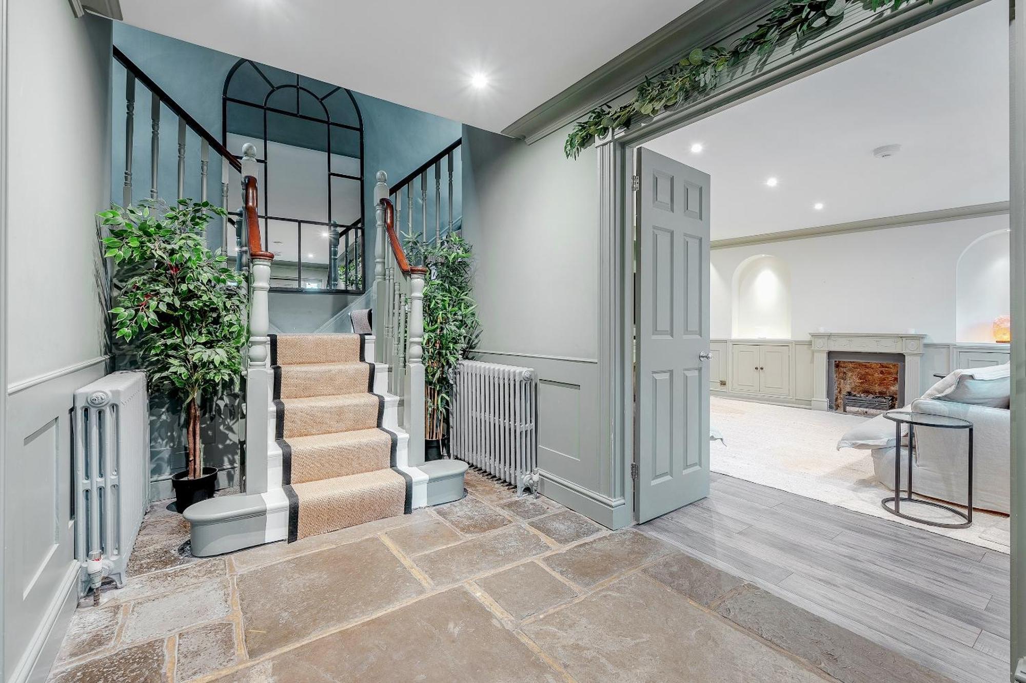 Fabulous Oasis For Unique Experience In Clapham