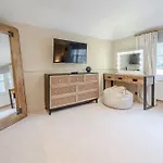 Fabulous Oasis For Unique Experience In Clapham